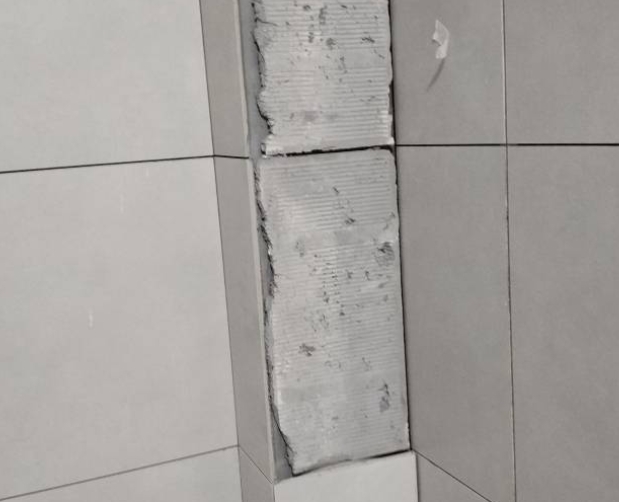 北安瓷砖空鼓维修公司分享下瓷砖施工前基层浇水润湿程度不足，可能导致以下问题
